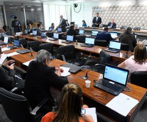 Comissão analisa projeto que estende meia-entrada a professores